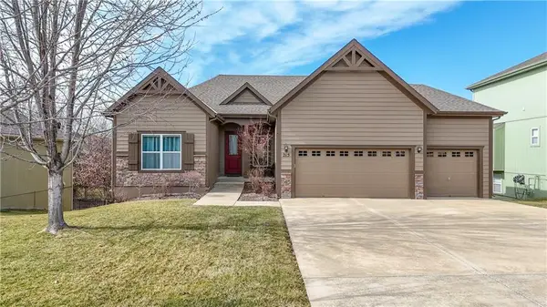 215 S Canyon Drive, Olathe, KS 66061
