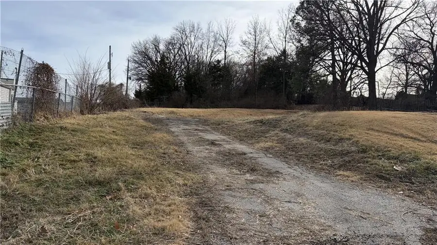 407 Maple Street, Leavenworth, KS 66048 - #2