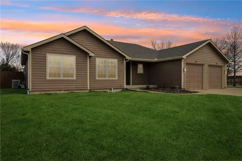 1343 S Delaware Drive, Tonganoxie, KS 66086 - #1
