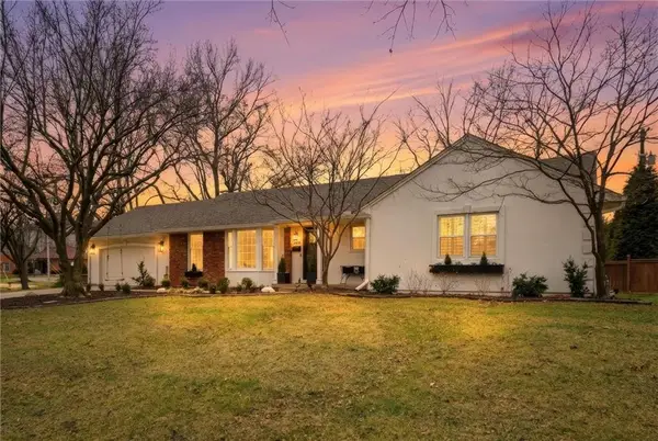 9428 Wenonga Road, Leawood, KS 66206