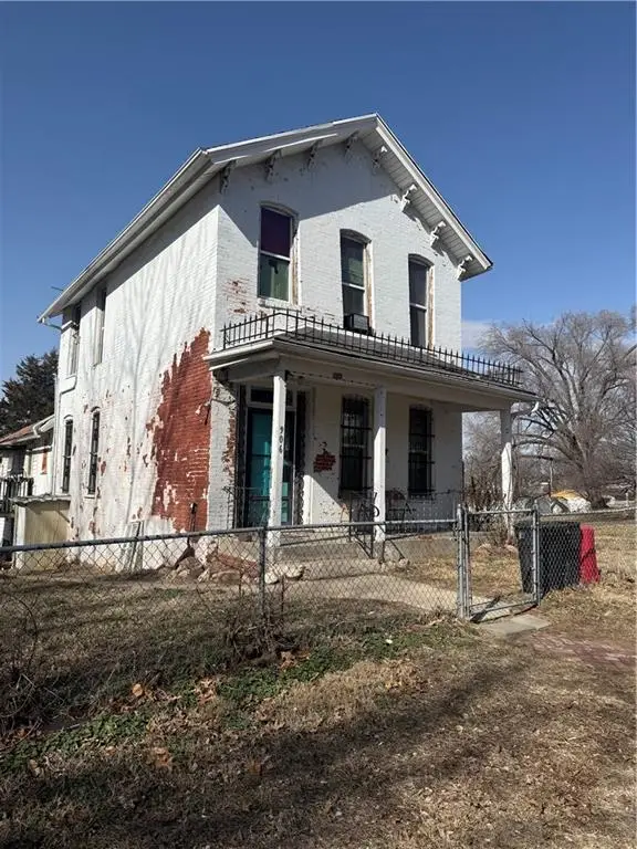 906 S 11th Street, St Joseph, MO 64503