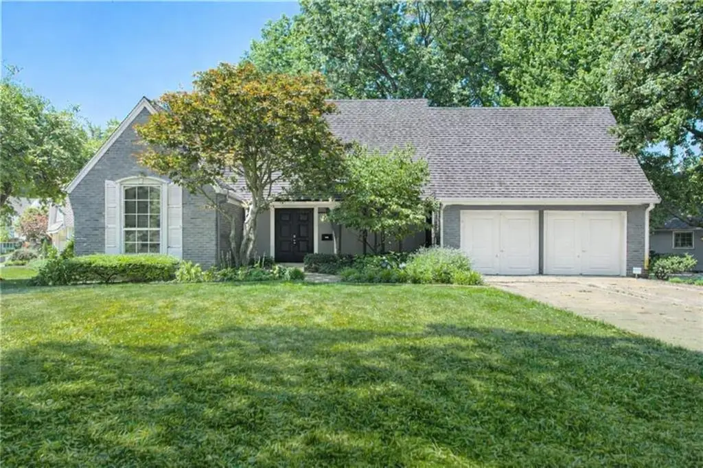 8400 Wenonga Road, Leawood, KS 66206 - #1