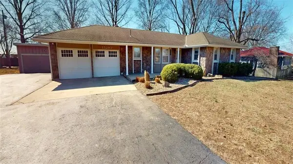 15293 Skyway Drive, Bonner Springs, KS 66012