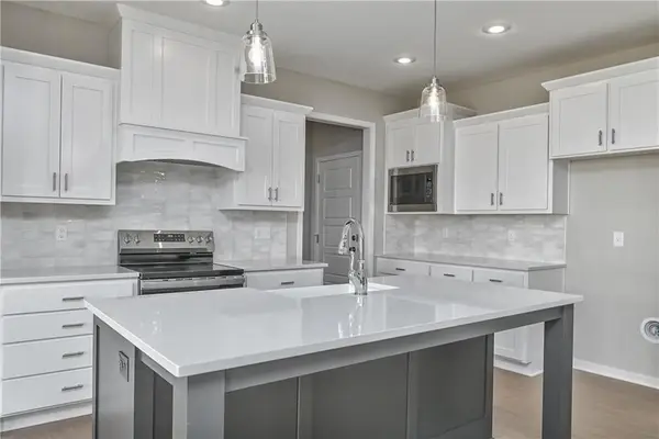 2696 W Park Street, Olathe, KS 66061