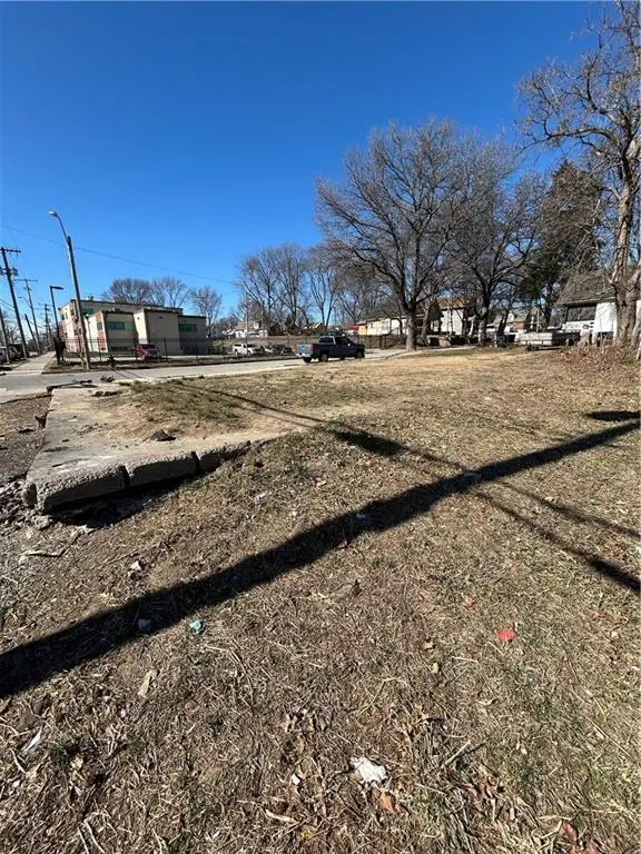 5204 E 24 Street, Kansas City, MO 64127 - #2