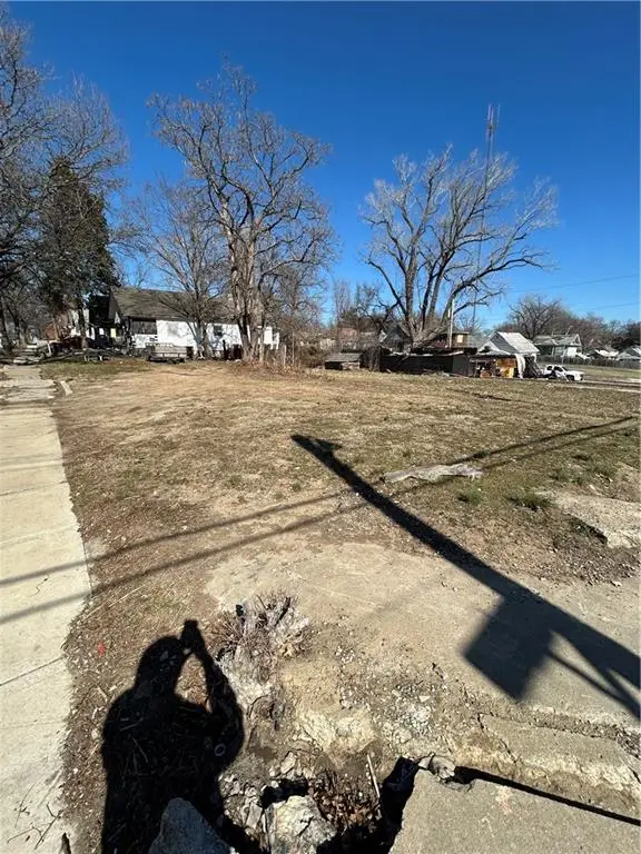 5204 E 24 Street, Kansas City, MO 64127 - #3