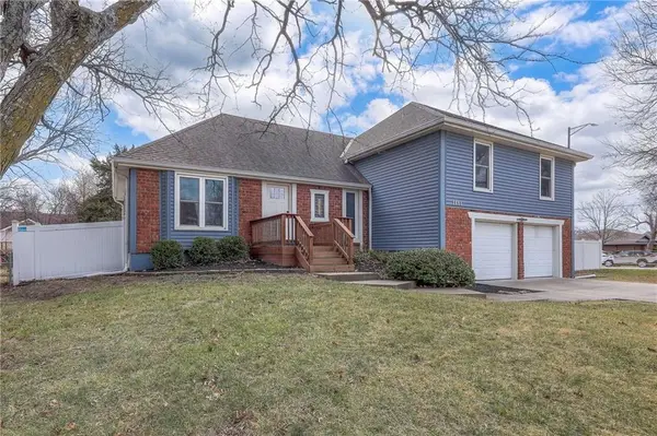 1401 E Sunvale Terrace, Olathe, KS 66062