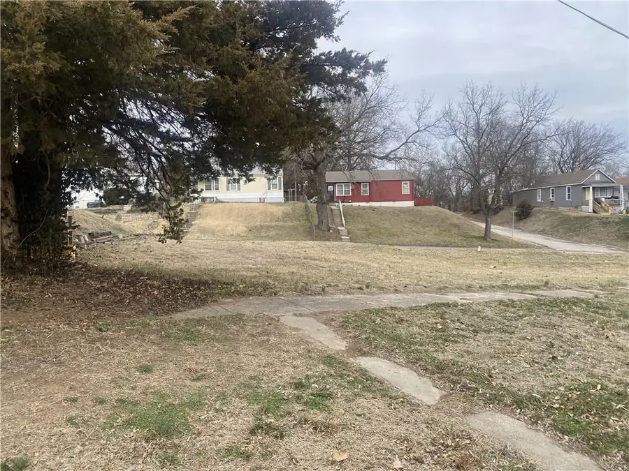 854 Sherman Street, Leavenworth, KS 66048 - #2