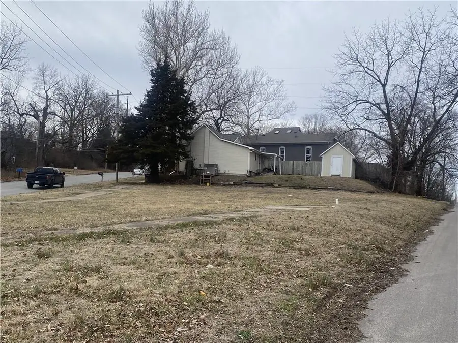 854 Sherman Street, Leavenworth, KS 66048 - #3
