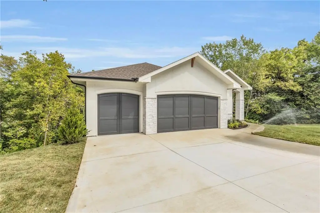 10404 River Hills Drive, Parkville, MO 64152 - #1