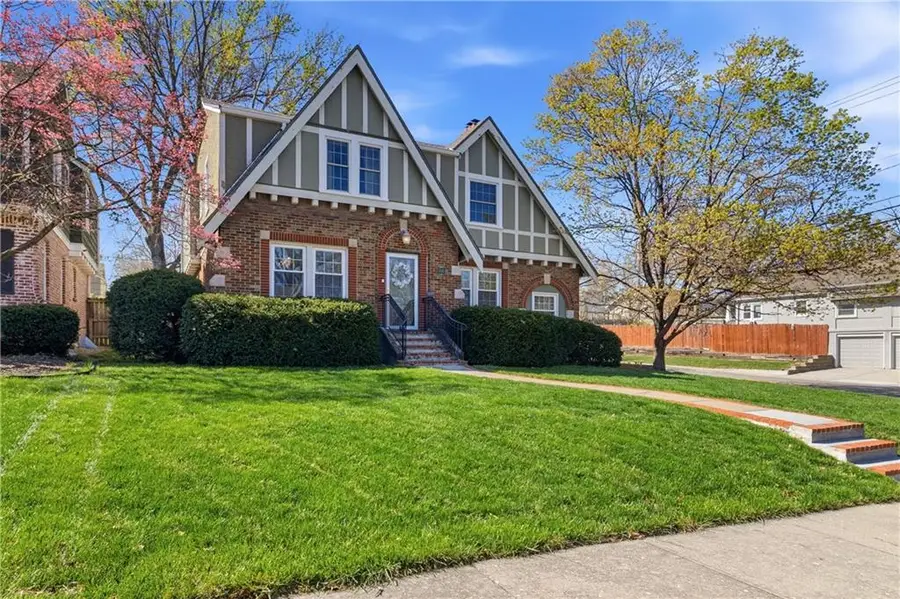 1295 W 72nd Terrace, Kansas City, MO 64114 - #2