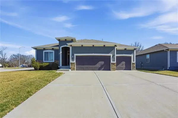 1013 NE Ravenwood Terrace, Lee's Summit, MO 64086