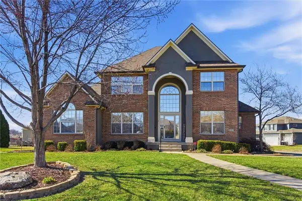 401 SE Hackamore Court, Lee's Summit, MO 64082