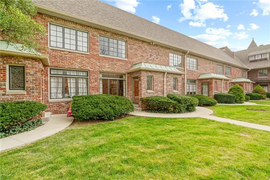 8373 Somerset Drive, Prairie Village, KS 66207 - #2