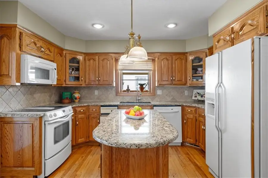 915 W 85th Street, Kansas City, MO 64114 - #2