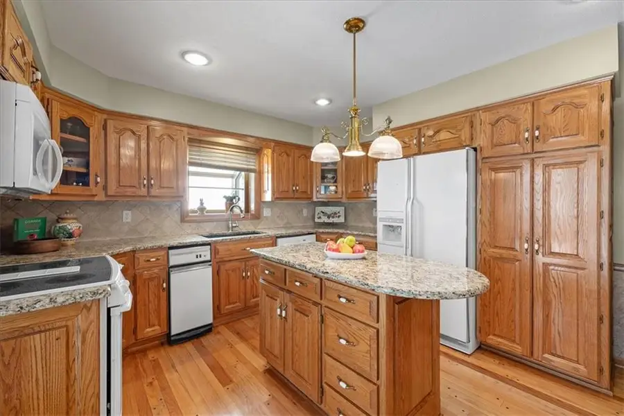 915 W 85th Street, Kansas City, MO 64114 - #3