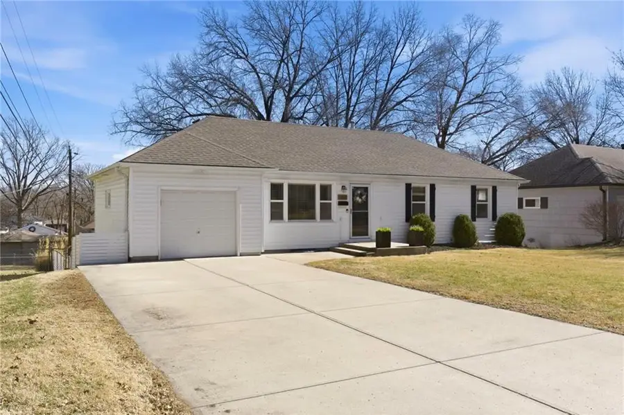 9237 Hemlock Street, Overland Park, KS 66212 - #2