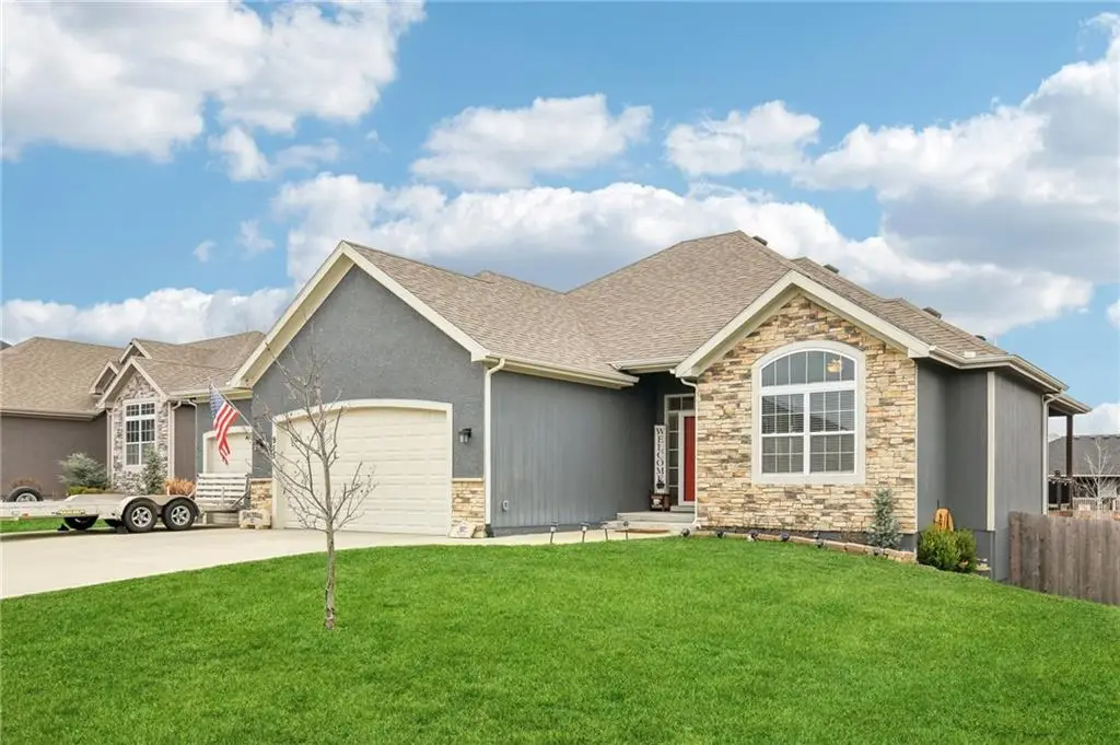 915 N Oak Terrace, Tonganoxie, KS 66086 - #1