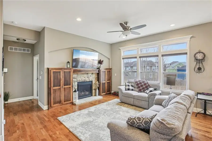 915 N Oak Terrace, Tonganoxie, KS 66086 - #2