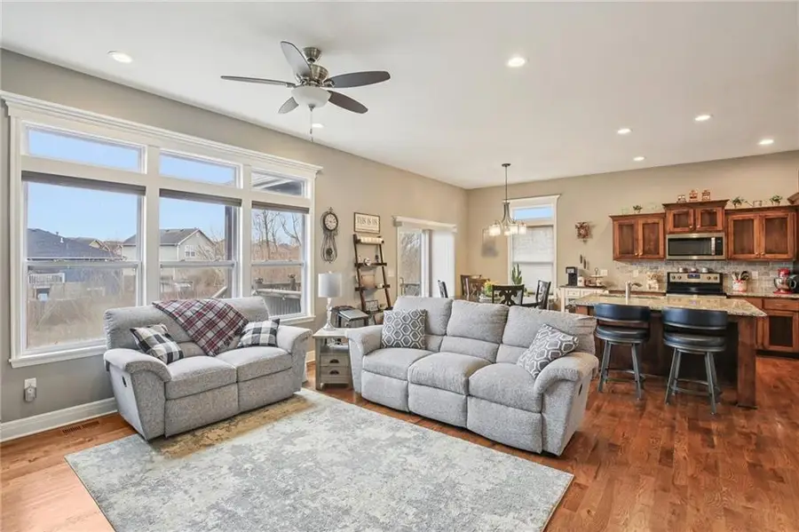 915 N Oak Terrace, Tonganoxie, KS 66086 - #3