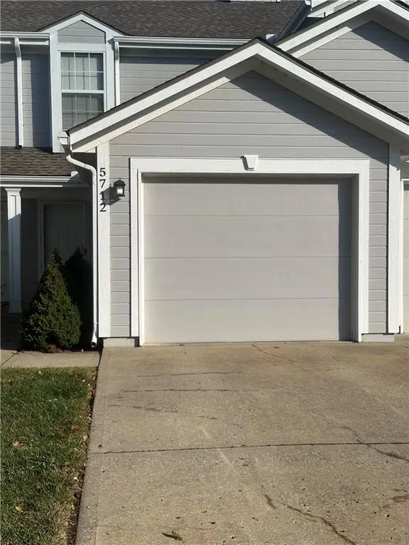 5712 NW Plantation Lane, Lee's Summit, MO 64064