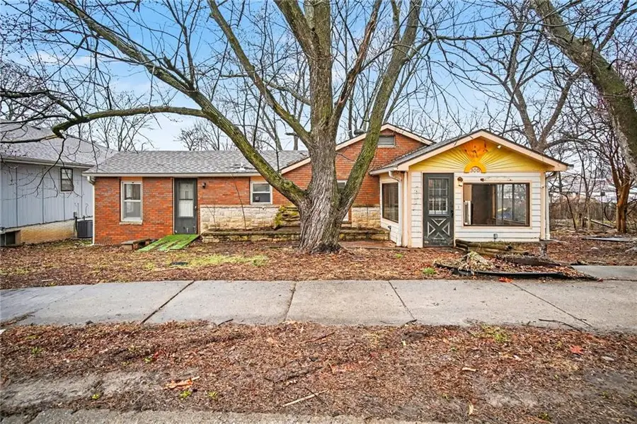 300 Winner Avenue, Smithville, MO 64089 - #2