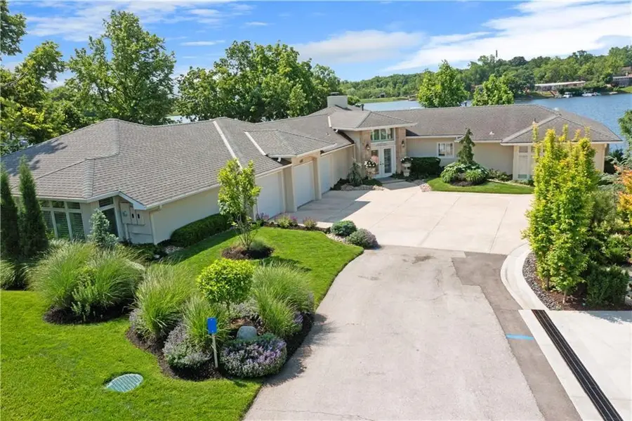 223 NW North Shore Drive, Lake Waukomis, MO 64151 - #2