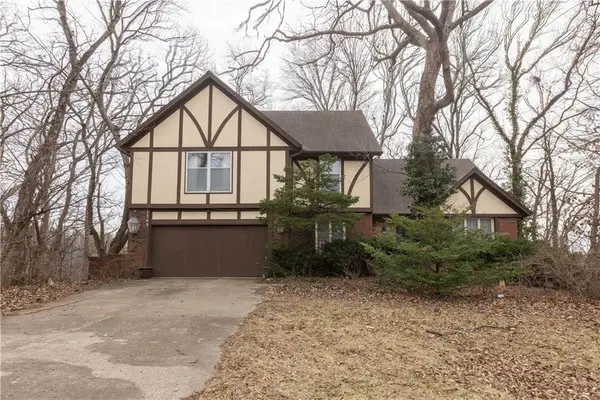 1343 Camelot Drive, Liberty, MO 64068