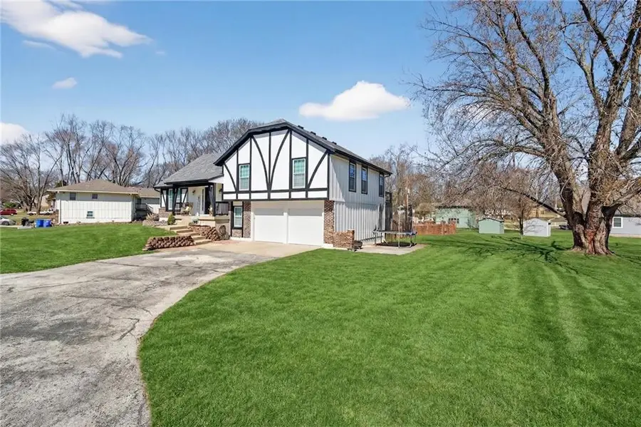 5660 Meadow Heights Drive, Shawnee, KS 66226 - #2