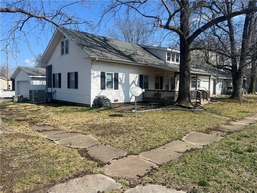 406 E 15th Street, Baxter Springs, KS 66713 - #2