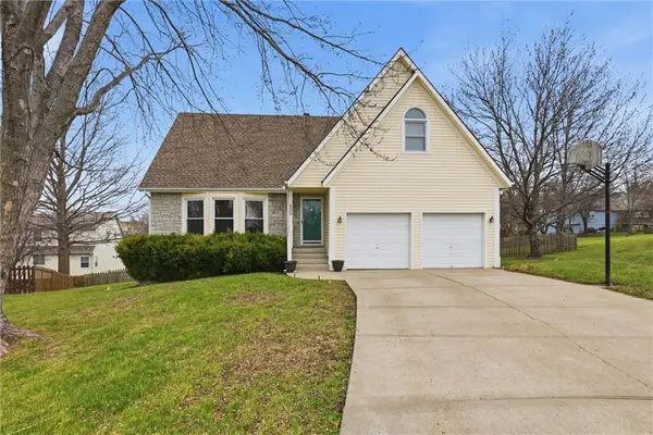 905 NE Kenwood Drive, Lee's Summit, MO 64064