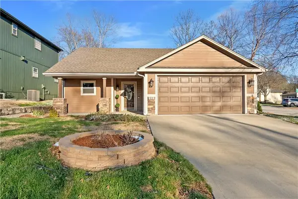 300 NW Fox Hollow Lane, Blue Springs, MO 64015