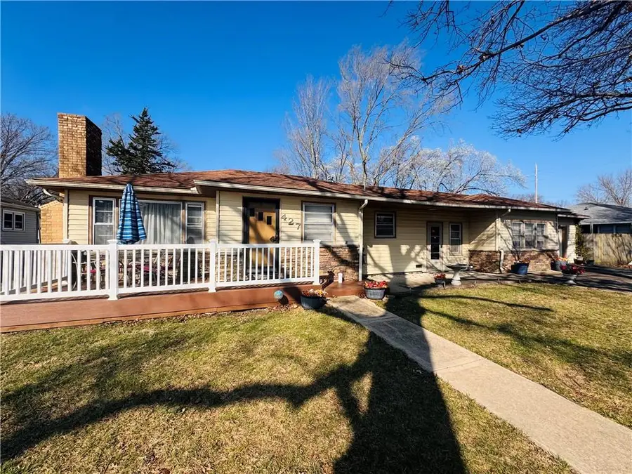 427 N Oak Street, Garnett, KS 66032 - #2