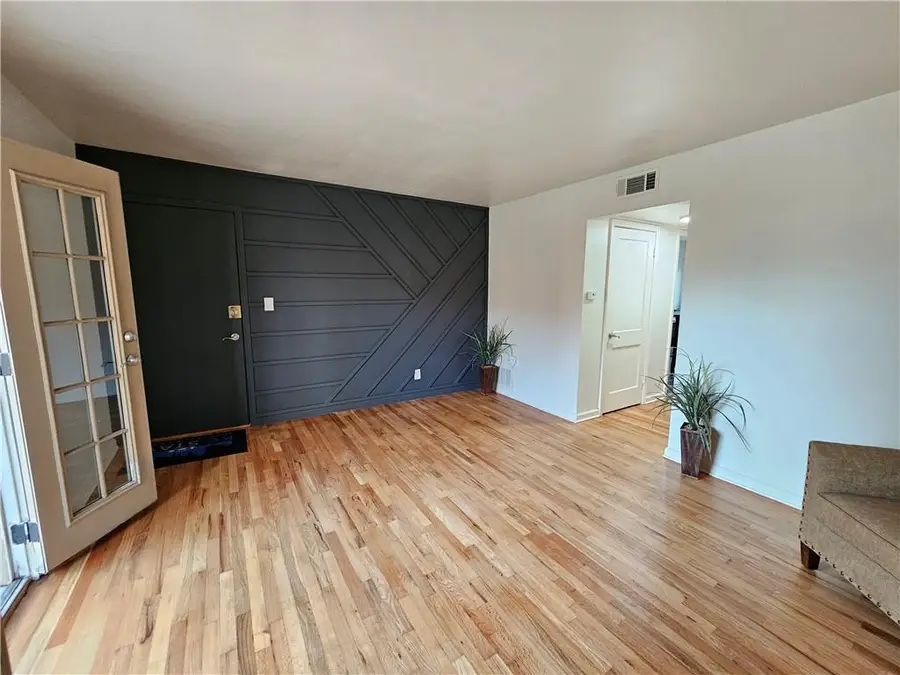 1207 W 45th Street #2W, Kansas City, MO 64111 - #3