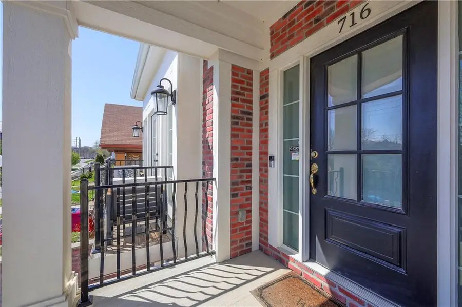 716 W 45th Street, Kansas City, MO 64111 - #3