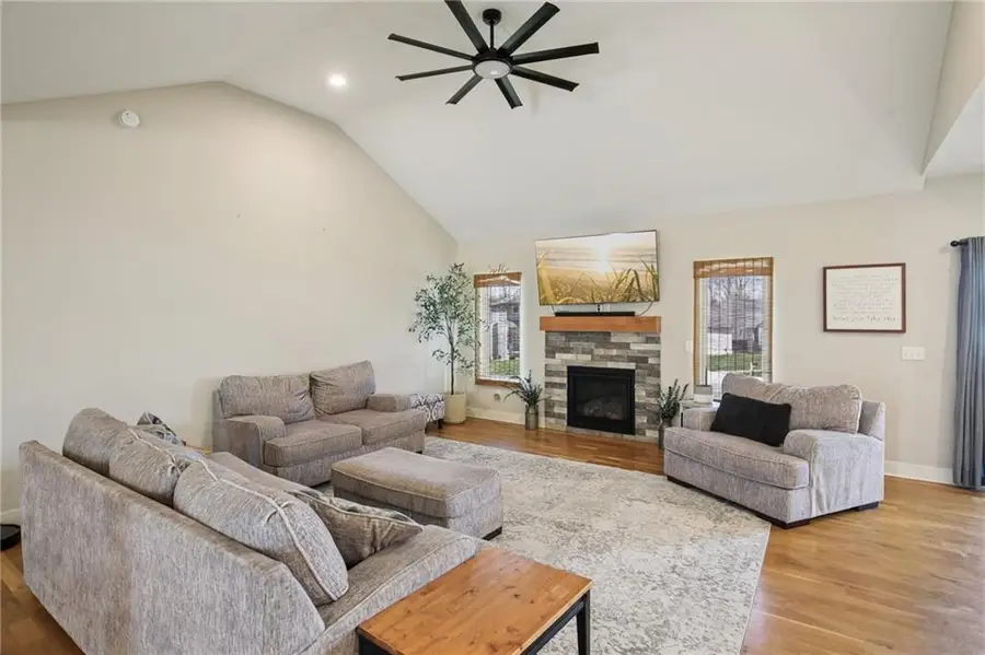 594 N Oakwood Lane, Tonganoxie, KS 66086 - #3