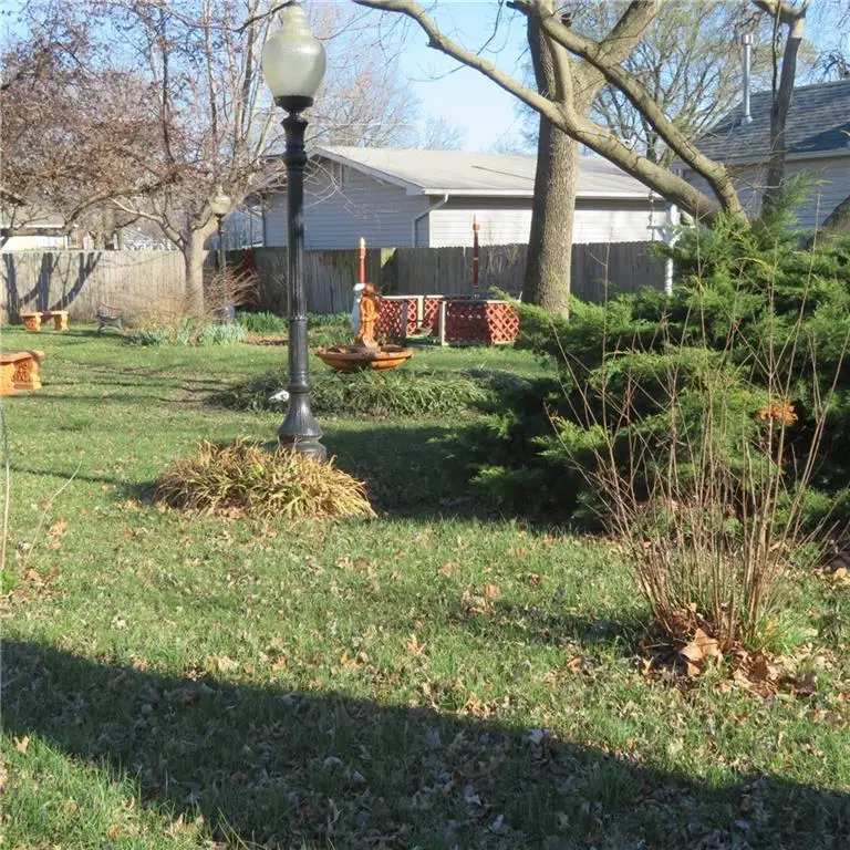 215 S Cottonwood Street, Iola, KS 66749 - #2