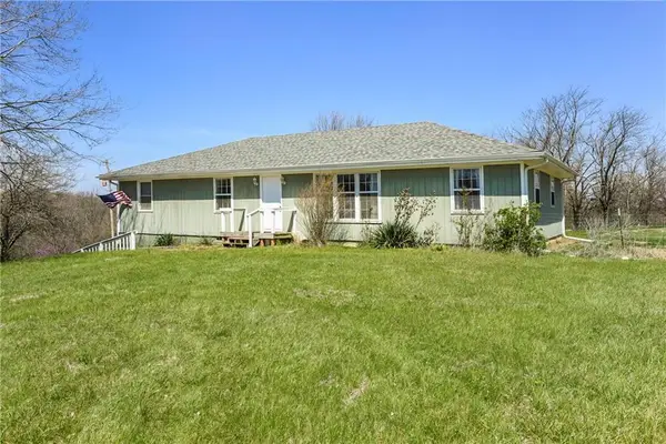 19046 106th Street, McLouth, KS 66054