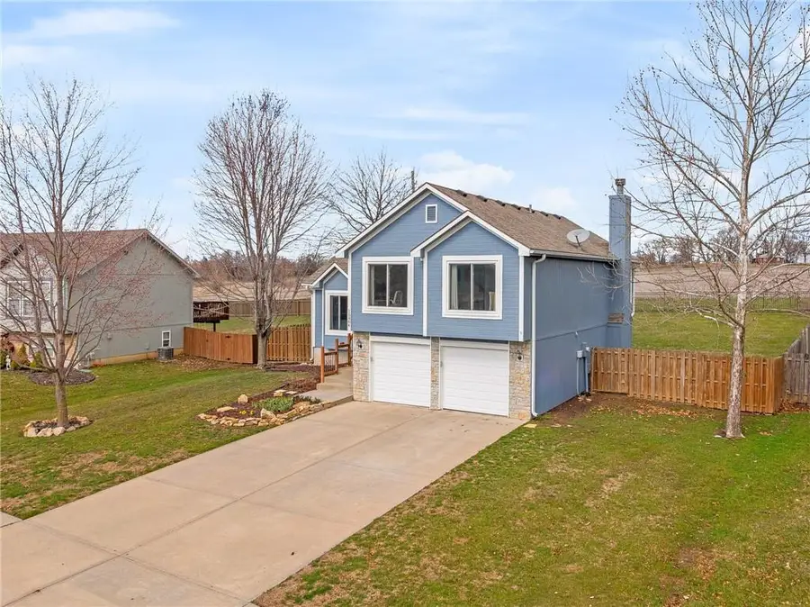 15604 Pebble Terrace, Basehor, KS 66007 - #2