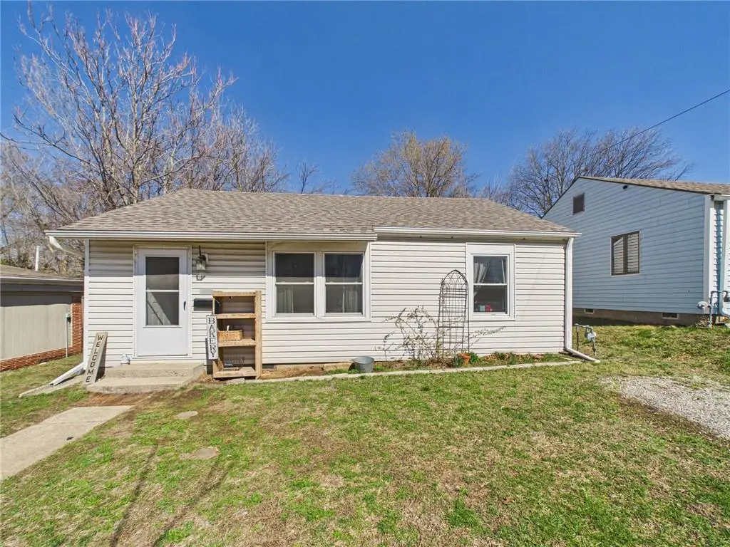 209 E Sparks Avenue, Warrensburg, MO 64093 - #1