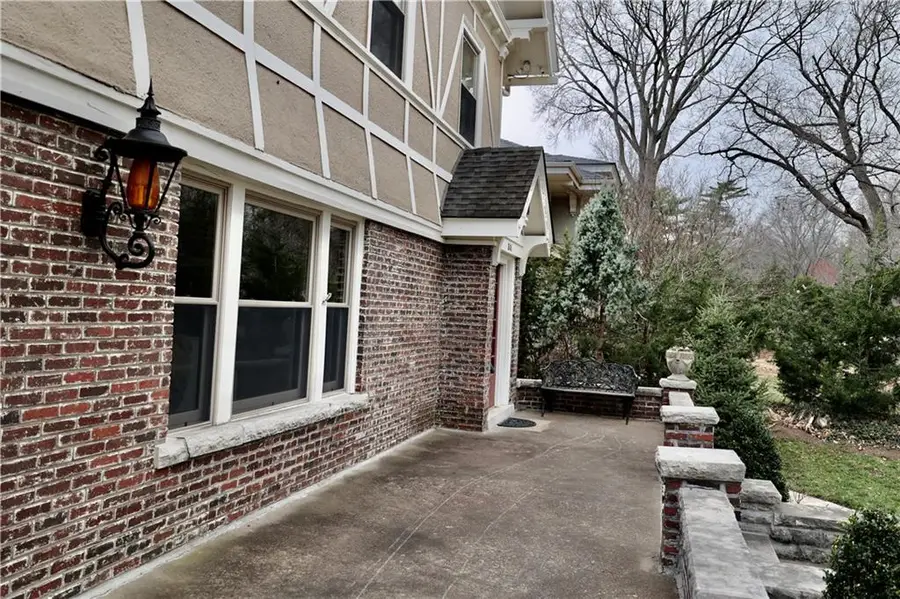 801 W 56th Street, Kansas City, MO 64113 - #3