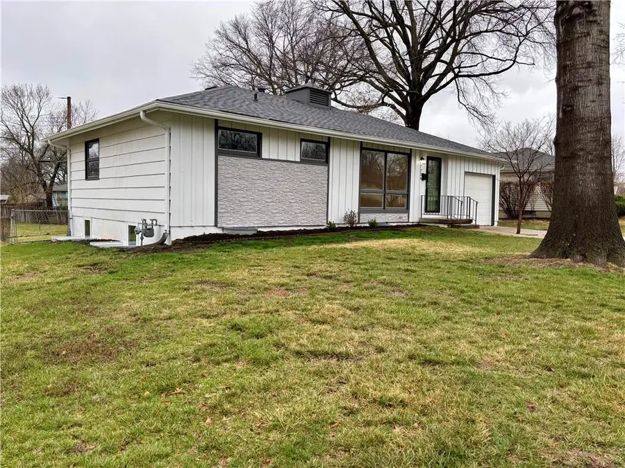 7236 Newton Drive, Overland Park, KS 66204 - #2