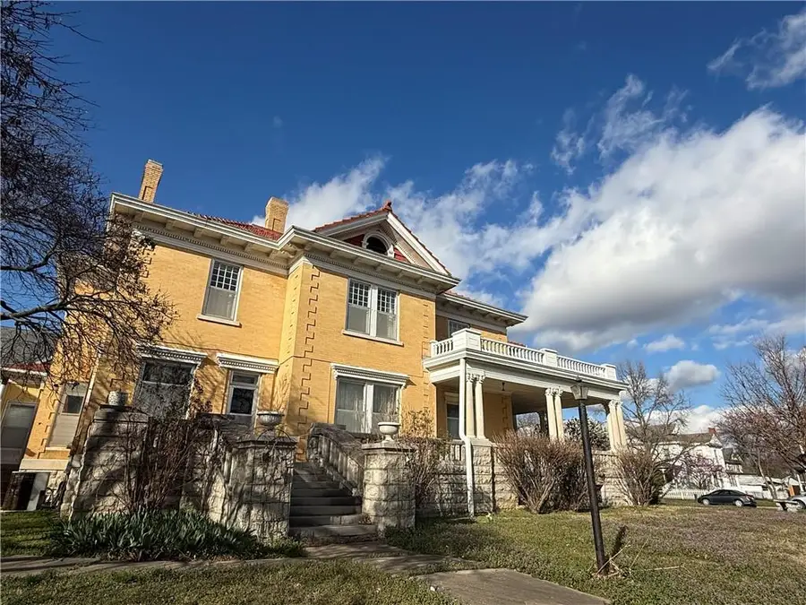 215 S 5th Street, Independence, KS 67301 - #2