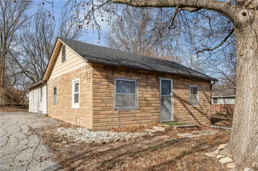 725 N Hamilton Street, Olathe, KS 66061 - #2