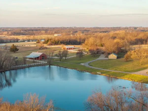 7 E 203 Road, Belton, MO 64012