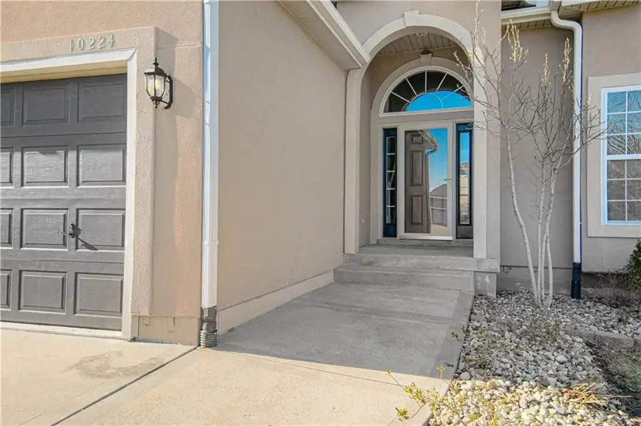 10224 N Willow Avenue, Kansas City, MO 64157 - #2