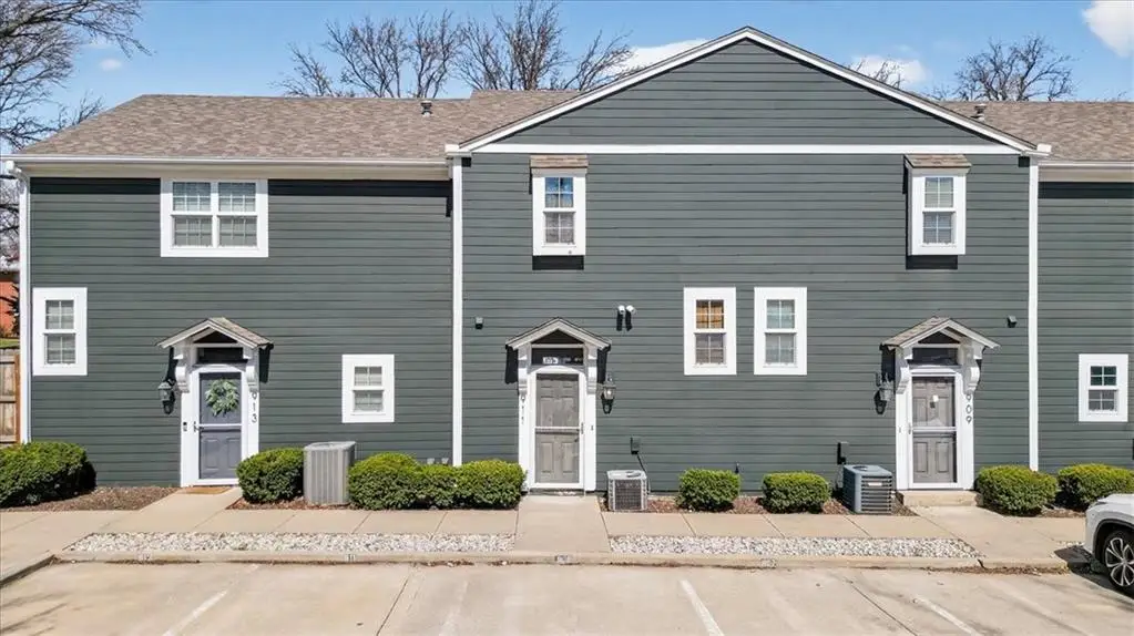 911 W 41st Place #911, Kansas City, MO 64111 - #1