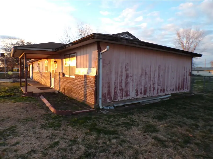 105 S Holiday Lane, Iola, KS 66749 - #3