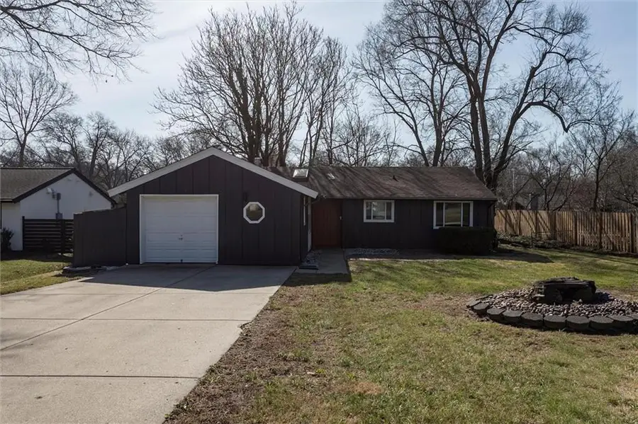 7645 Colonial Drive, Prairie Village, KS 66208 - #3