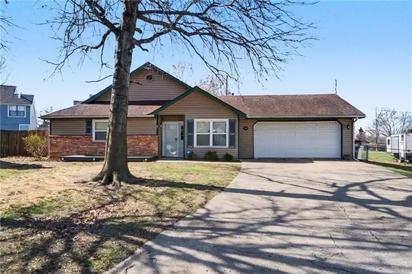 1605 E 21st Place, Lawrence, KS 66046